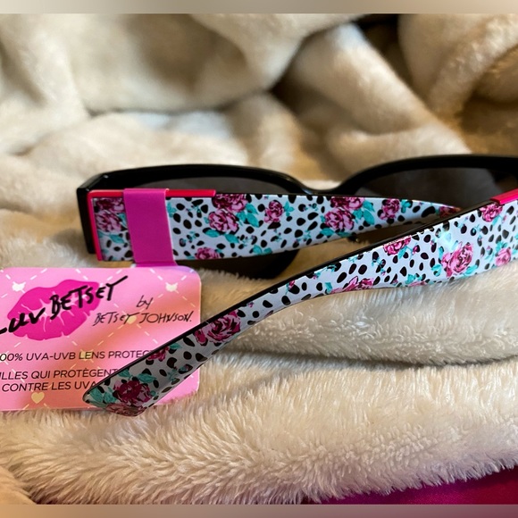 NWT Betsey Johnson Sunglasses - Picture 5 of 8